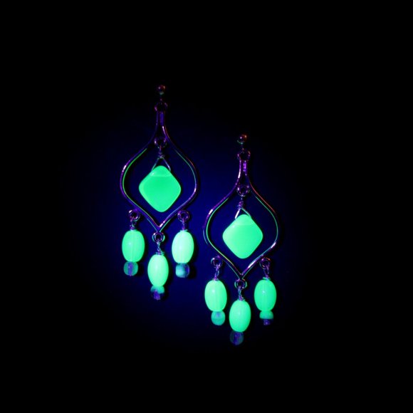 Uranium glass bead Chandelier earrings - Picture 8 of 9
